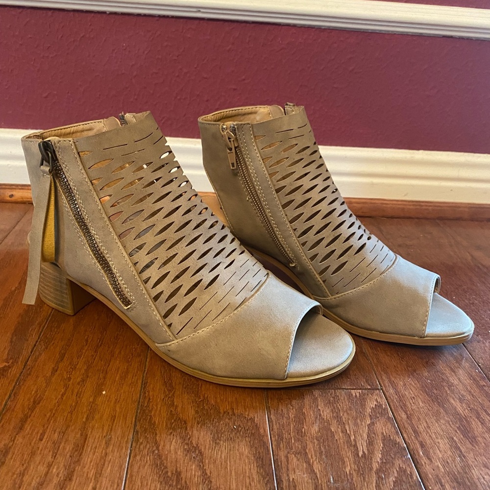 Diba  tan wedges.  NWT. Size 8